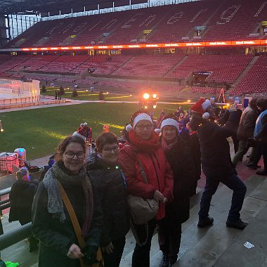 Loss mer Weihnachtslieder singen Bei der populären Veranstaltung im Kölner RheinEnergieStadion ist eine Abordnung des PolizeiFrauenChores Köln beim Ansing-Chor dabei.